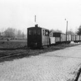 Bredevoort, stoomtram met wagons, bij volkstuintjes.jpg